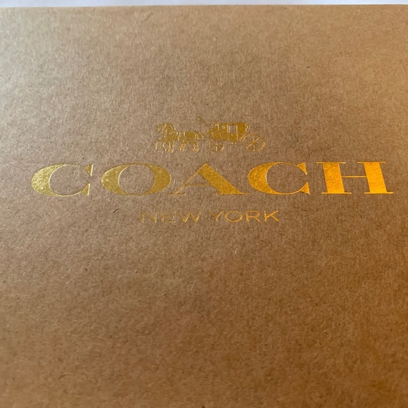 🎉Host Pick🎉 NWT White Embossed Coach Wallet  / Wristlet in White with Bo… - Picture 13 of 15